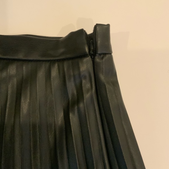 Black pleated faux leather skirt. - Picture 4 of 4